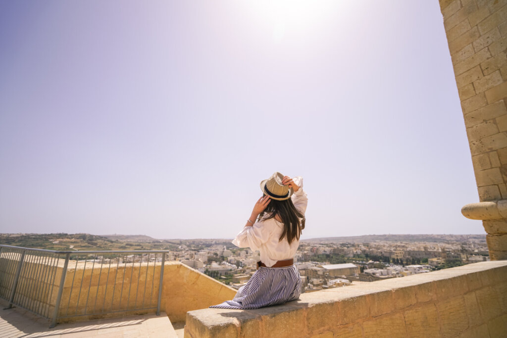 Femme de dos Citadelled e Gozo