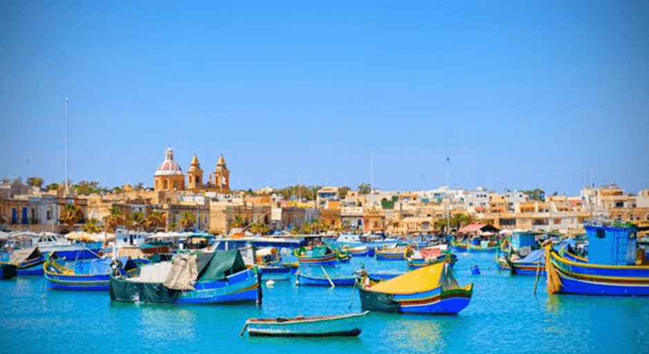 Luzzu dans le port de marsaxlokk à Malte Secret