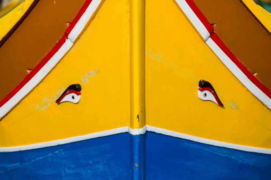 Oeil à l'avant d'un luzzu-malte-marsaxlokk Secret
